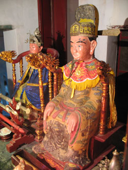 Tượng Triệu đà và Phu nhân người Việt làm bằng sắt đúc trong điện thờ ở Đồng Xâm (Kiến Xương, Thái Bình)